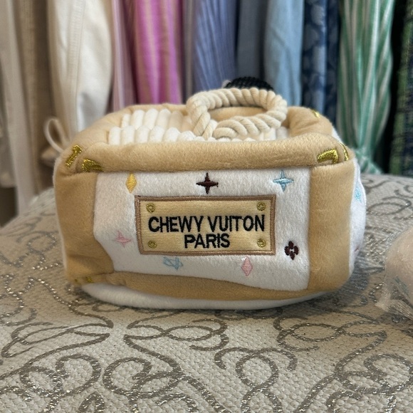 Chewy Vuitton Paris dog toy play box with balls NWT - Picture 4 of 4
